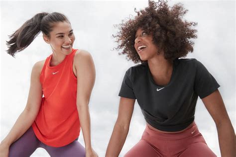 10 zum Schlafen geeignete Nike Shirts für Damen